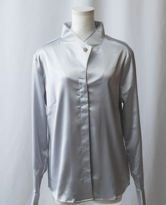 スタンドカラーサテンブラウス