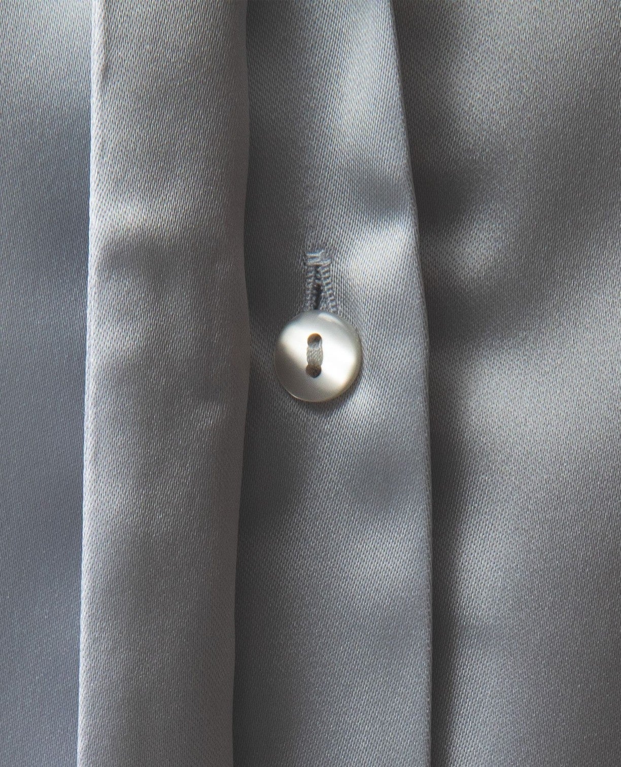 スタンドカラーサテンブラウス