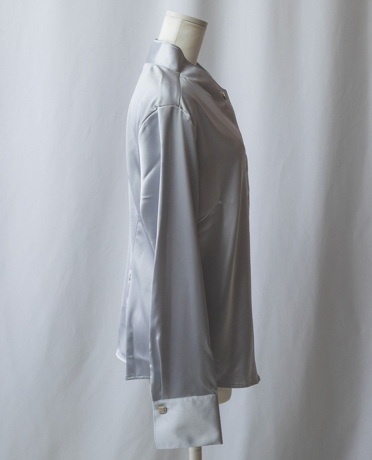 スタンドカラーサテンブラウス