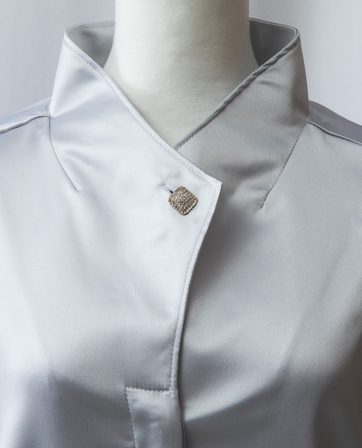 スタンドカラーサテンブラウス