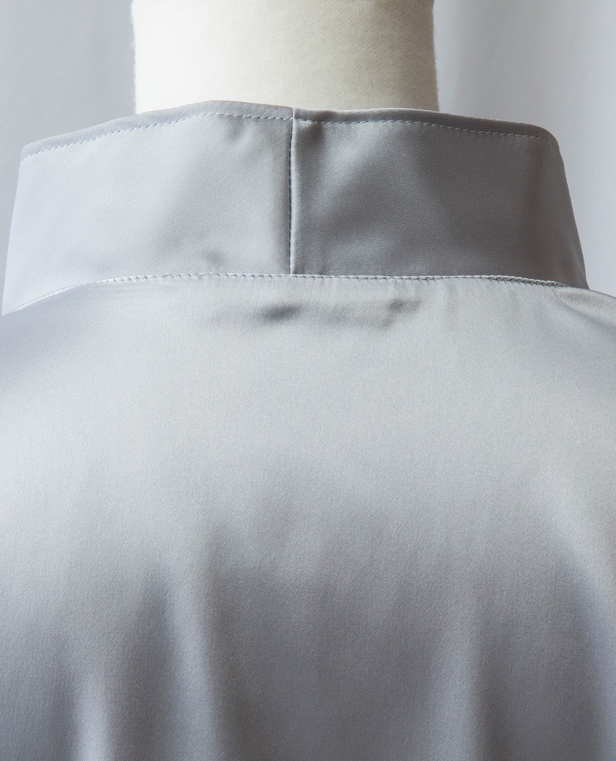 スタンドカラーサテンブラウス