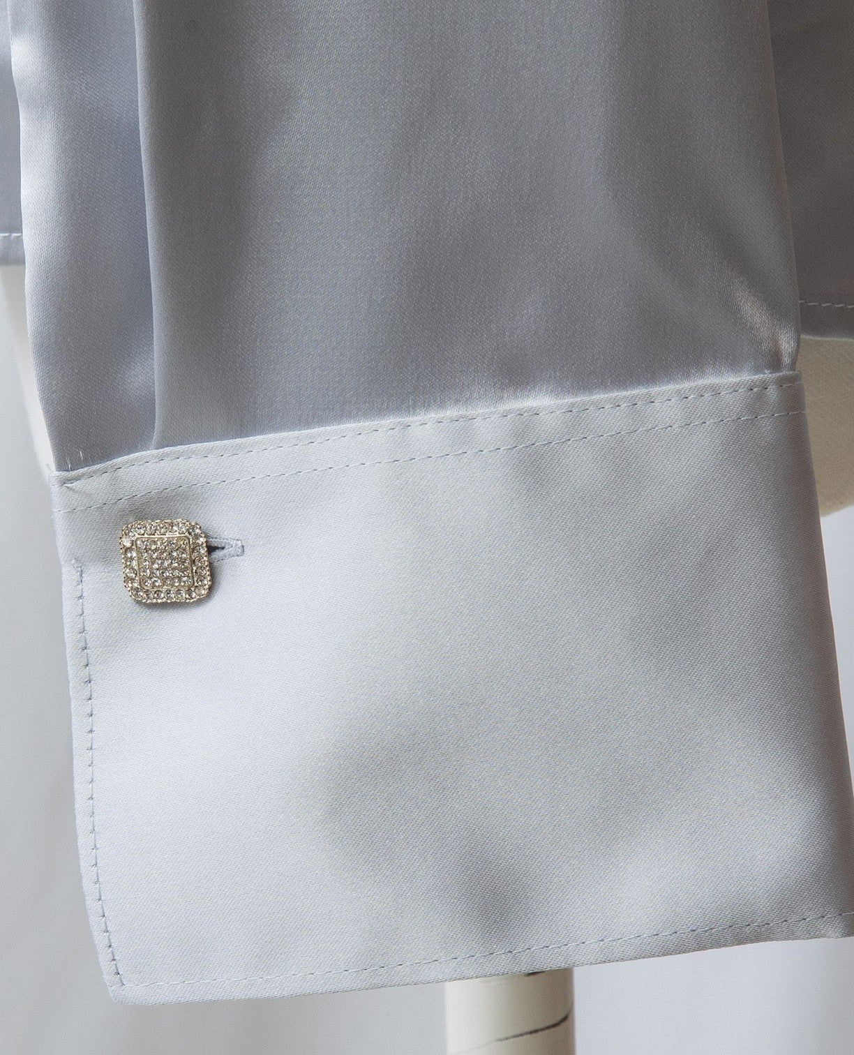 スタンドカラーサテンブラウス