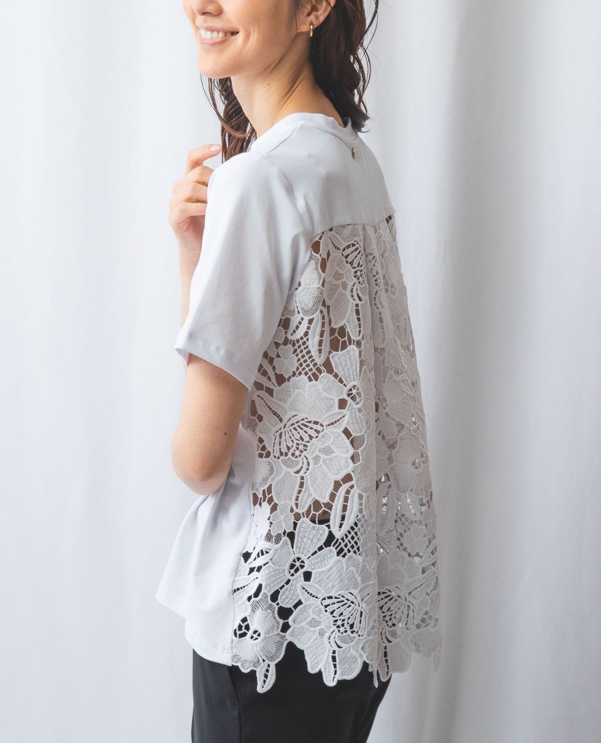 バックレースTシャツ