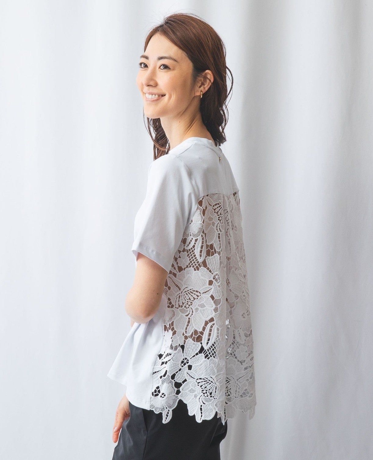 バックレースTシャツ