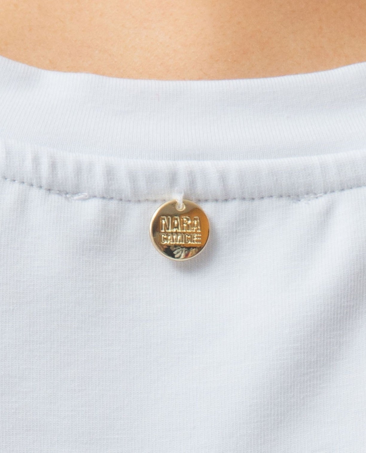 バックレースTシャツ