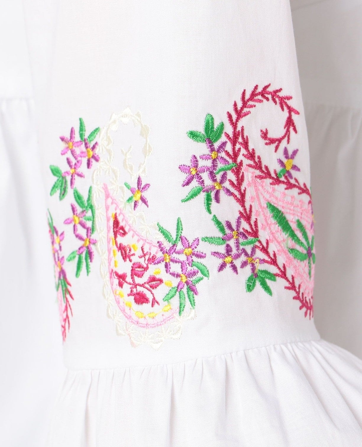 ペイズリー刺繍フロントリボンブラウス