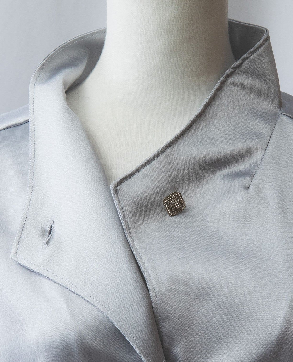 スタンドカラーサテンブラウス